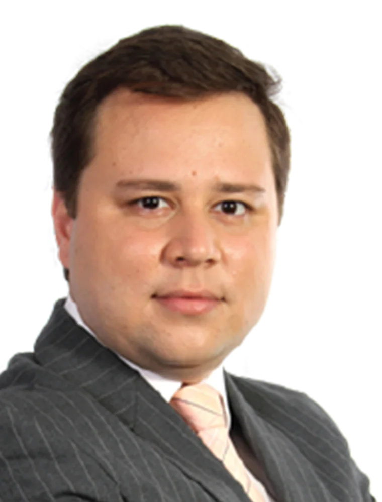 Felipe Asensi, de braços cruzados, em retrato